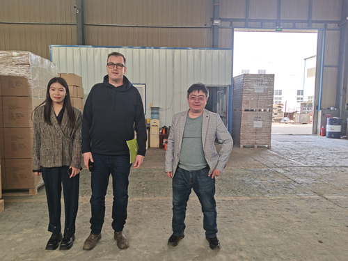 Latest company news about Khách hàng Mỹ đến thăm nhà máy và đàm phán hợp tác